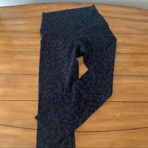 🍋Lululemon Camo grey Align crop like new sz.4 🍋